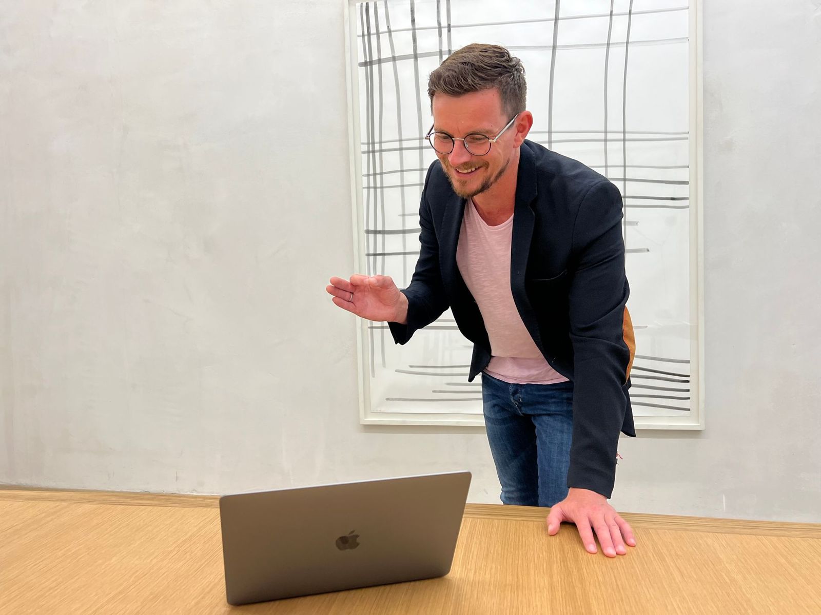 Armin Braun erklärt am Laptop, lachend und mit offener Geste